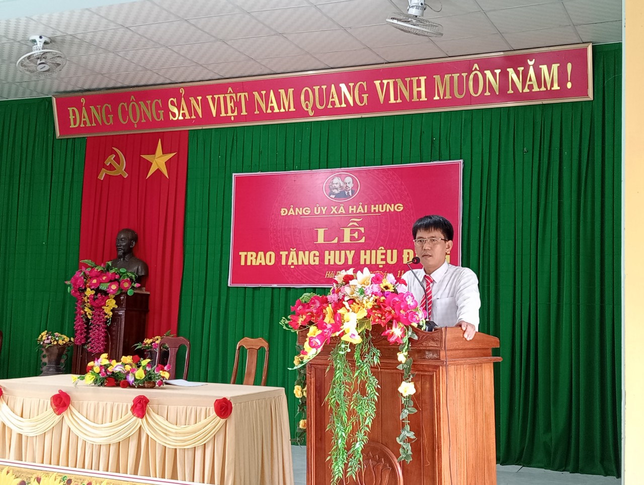 Đ/c Cáp Hữu Chiểu - Bí thư Đảng ủy xã phát biểu chúc mừng